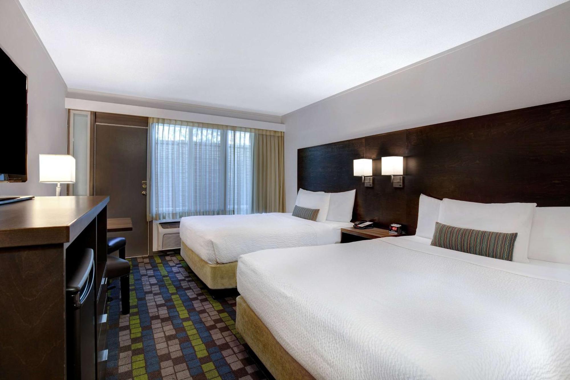 Days Inn By Wyndham Victoria Airport Sidney Bagian luar foto